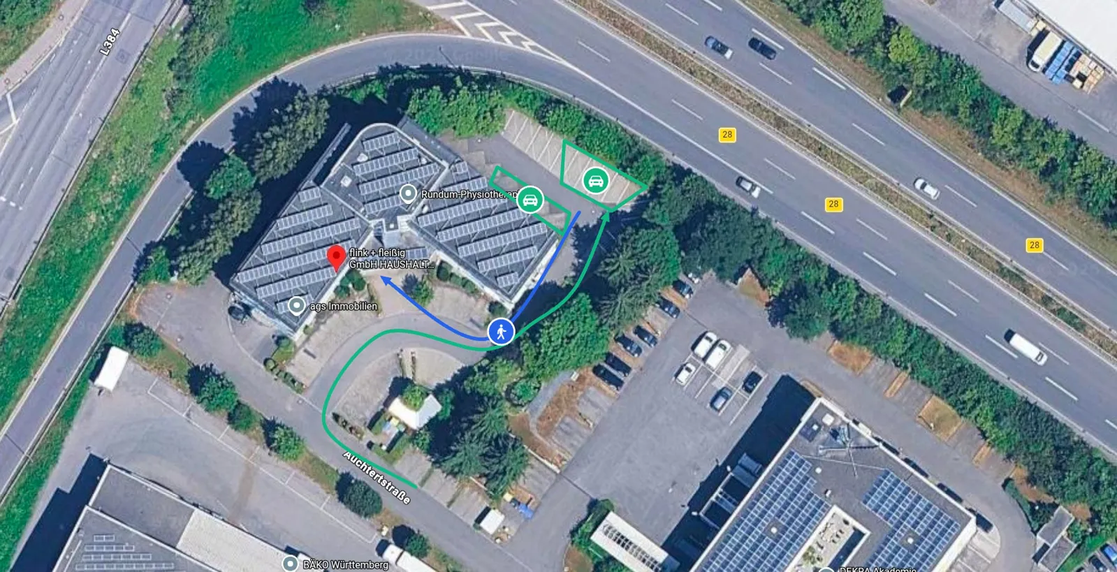 Luftbild des Geländes Auchtertstraße 8: grün die Zufahrt und die Parkplätze hinter dem Haus, blau der Fußweg zum Haupteingang
